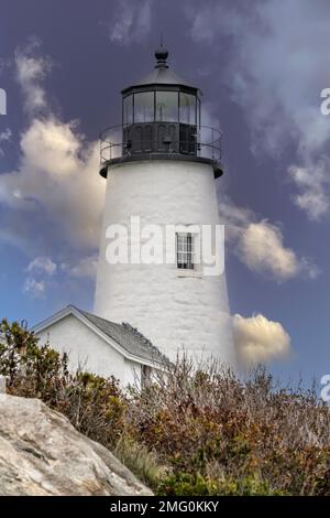 Pemaquid Point Lighthouse vom Felsenufer in Maine Stockfoto