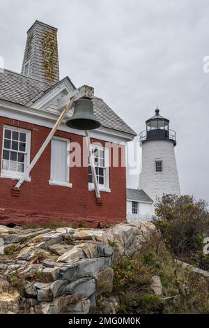 Pemaquid Point Lighthouse vom Felsenufer in Maine Stockfoto