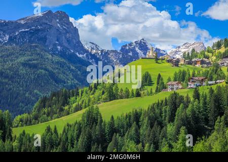 Dolomiten, italienisches Alpendorf Colle Santa Lucia in der Nähe von Cortina und Giau Pass Stockfoto