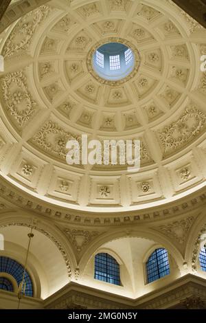 Innenansicht der Kuppeldecke der Kirche Saint Stephen Walbrook, erbaut von Sir Christopher Wren, City of London, Großbritannien Stockfoto