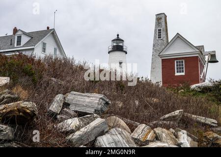 Pemaquid Point Lighthouse vom Felsenufer in Maine Stockfoto