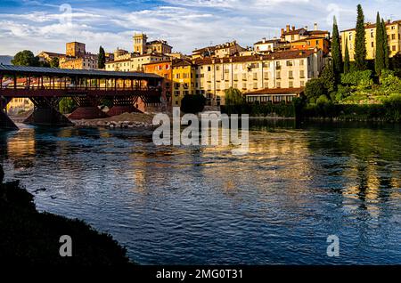 Ponte degli Alpini, eine alte hölzerne Fußgängerbrücke in Bassano del Grappa, Veneto, Italien Stockfoto