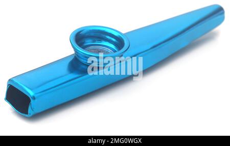 Kazoo ein amerikanisches Kazoo-Musikinstrument, isoliert auf weißem Hintergrund Stockfoto