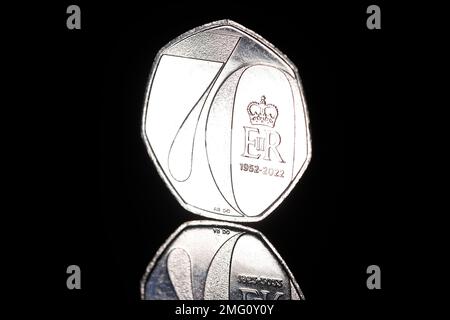 Rückseite einer 2022 50-Pence-Münze zum Gedenken an das Platin-Jubiläum von Königin Elisabeth II Stockfoto