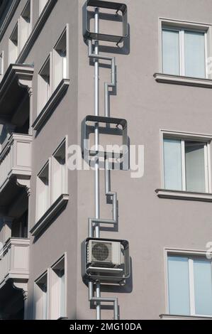 Fassade des Stadtgebäudes mit externen Klimaanlagen Stockfoto