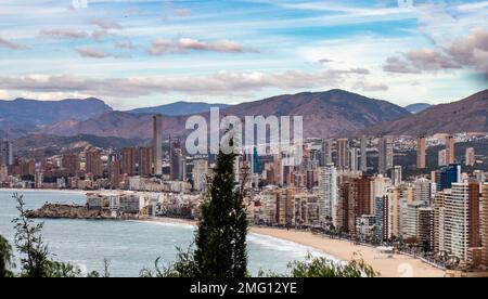 Vista desde la parte Superior del Rincón de Loix, playa de Levante, Balcón Mediterráneo y playa de Poniente, Benidorm, España Stockfoto