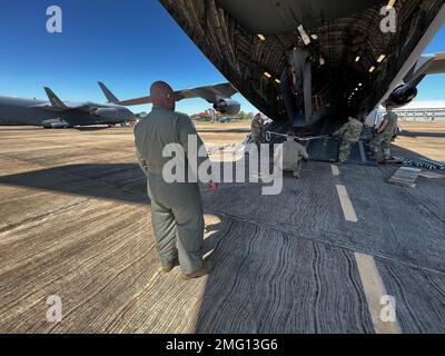 Flugzeuge, die der New York Air National Guard 106. Rettungsaktion mit Mitgliedern des 105. Luftwaffenflügels der New York Air National Guard zugeteilt wurden, um am 20. August 17s auf einem brasilianischen Luftwaffenstützpunkt in Campo Grande, Brasilien, 106. Such- und Rettungshubschrauber vom Typ HH-60 Pave Hawk von 105. C-zu entladen; 2022. Die Airmen waren in Brasilien, um an der Übung Tapio teilzunehmen, einer kombinierten brasilianischen und US-amerikanischen Übung zur irregulären Kriegsführung in Campo Grade, Brasilien. Die New York Air National Guard entsandte 100 Flugzeuge aus den beiden Flügeln, um sich im Rahmen des State Partnership Program zu Brasilien zu beteiligen. Stockfoto