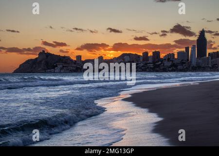 Atardecer en Benidorm en la playa de Poniente, España Stockfoto