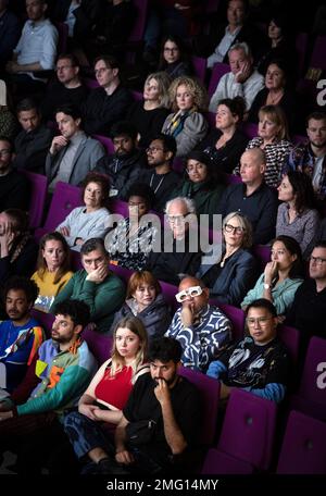 ROTTERDAM - Besucher sehen die Weltpremiere von Munch während der IFFR 2023. Die IFFR findet vom 25. Januar bis zum 5. Februar statt. ANP RAMON VAN FLYMEN niederlande raus - belgien raus Stockfoto