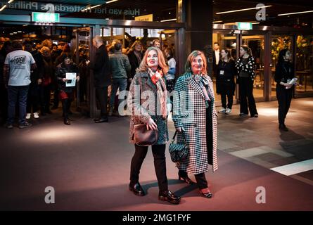 ROTTERDAM - Besucher in der Eröffnungsnacht der IFFR 2023 mit Munch's Weltpremiere in Anwesenheit der Besetzung, des norwegischen Filmemachers Henrik Martin Dahlsbakken und anderer IFFR-Gäste. Die IFFR findet vom 25. Januar bis zum 5. Februar statt. ANP RAMON VAN FLYMEN niederlande raus - belgien raus Stockfoto