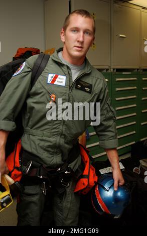 Strukturen der Küstenwache - Luftwaffenstützpunkte - Operationen - 26-HK-96-112. AIRSTA OPS--Küstenwachmann mit Ausrüstung im Gebäude. Hurrikan Katrina Stockfoto