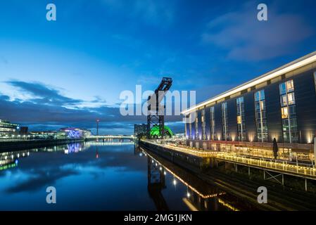 Blick über den Fluss Clyde Glasgow bei Nacht mit Finnieston Crane und Hilton Garden Inn. Stockfoto