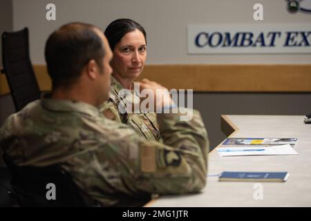 USA Oberstleutnant Elizabeth Sumner, rechts, Befehlshaber, 124. Mission Support Group, 124. Fighter Wing, Idaho National Guard, hört auf eine Frage von LT. Oberstleutnant Anthony Skeesick, Befehlshaber, 124. Logistics Readiness Squadron, in Gowen Field, Boise, Idaho, Aug. 20, 2022. Skeesick sprach mit Generalleutnant Michael Loh, Direktor der Luftwaffe, während eines hochrangigen Führungsmeetings. Stockfoto