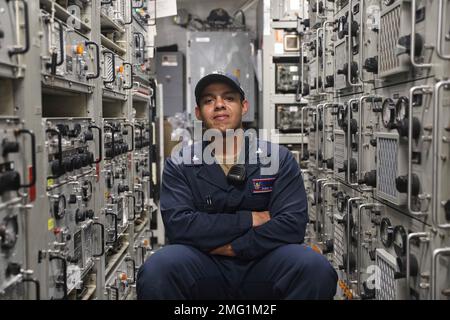 PHILIPPINE SEA (20. August 2022) – Electronics Technician 3. Class Ruben Solic aus Hollywood, Florida, posiert für ein Foto in einem Technikraum an Bord des Arleigh Burke-Class Guided-Missile Destroyer USS Barry (DDG 52) während des Betriebs in der Philippinen See, August 20. Barry ist dem Befehlshaber, der Task Force 71/Destroyer Squadron (DESRON) 15, der größten nach vorn eingesetzten DESRON der Marine und der Hauptstreitkräfte der US-7.-Flotte zugewiesen. Stockfoto