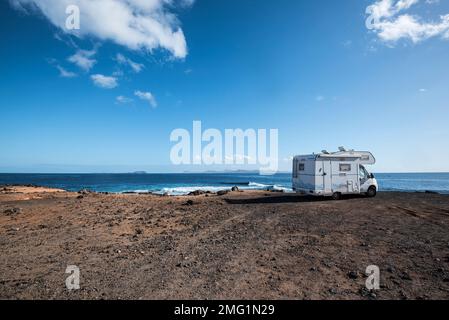 Wohnmobil, Wohnmobil, abgelegenes Hotel am Strand mit Blick auf das Meer. Stockfoto