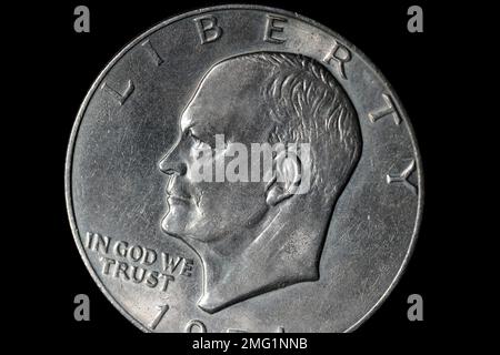 Im Gegensatz zu einer US-$1-Dollar-Münze, die 1974 ausgegeben wurde. Dort steht Präsident Eisenhower mit dem Wort 'Freiheit' und dem Ausdruck 'in Gott, dem wir vertrauen'. Stockfoto