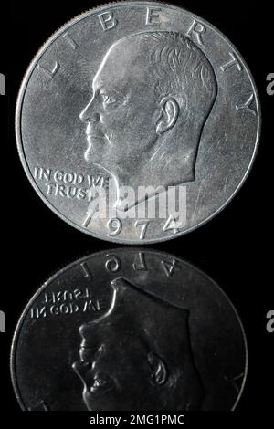 Im Gegensatz zu einer US-$1-Dollar-Münze, die 1974 ausgegeben wurde. Dort steht Präsident Eisenhower mit dem Wort 'Freiheit' und dem Ausdruck 'in Gott, dem wir vertrauen'. Stockfoto