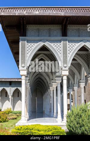 Eine Reihe von dekorativen Bögen und Arkaden im osmanischen und arabischen Architekturstil, Gebäude im Innenhof des Schlosses Akhaltsikhe (Rabati), Georgia. Stockfoto