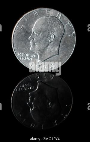 Im Gegensatz zu einer US-$1-Dollar-Münze, die 1974 ausgegeben wurde. Dort steht Präsident Eisenhower mit dem Wort 'Freiheit' und dem Ausdruck 'in Gott, dem wir vertrauen'. Stockfoto