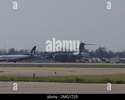 Flugzeuge - Verschiedenes - 26-HK-56-95. Zwei Flugzeuge auf der Rampe. Hurrikan Katrina Stockfoto