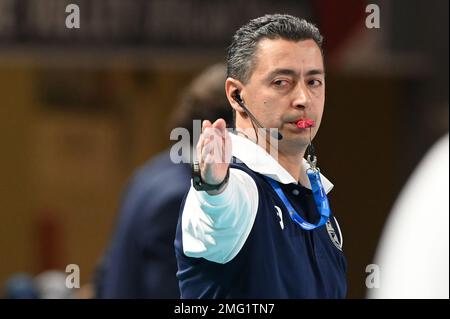 Civitanova Marche, Italien. 25. Januar 2023. Konstantin YOVCHEV (zweiter Schiedsrichter des Spiels) während Cucine Lube Civitanova vs Knack Roeselare, CEV Champions League-Volleyballspiel in Civitanova Marche, Italien, Januar 25 2023 Kredit: Independent Photo Agency/Alamy Live News Stockfoto