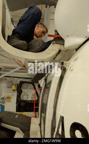 Strukturen der Küstenwache - Luftwaffenstützpunkte - Operationen - 26-HK-96-111. AIRSTA OPS--Küstenwache sitzt und arbeitet an Flugzeugen. Hurrikan Katrina Stockfoto