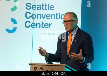 Seattle, USA. 25. Januar 2023. Gouverneur Jay Inslee bei der Eröffnungszeremonie des neuen Seattle Convention Center Summit. Die Stadt begann 2018 mit der Expansion von 1,5 Millionen Quadratmetern, bevor sie in die stetig expandierende Wirtschaft investierte. Derzeit sind nach Covid und dem neuen Wechsel zu einem hybriden Remote-Arbeitsplatz etwa 40 % des Fußgängerverkehrs in die Innenstadt zurückgekehrt. James Anderson/Alamy Live News Stockfoto