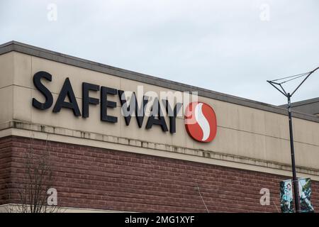 Vancouver, KANADA - Jan 15 2023 : das Ladenzeichen von Safeway. Canada Safeway ist eine kanadische Supermarktkette, die hauptsächlich in den westlichen Provinzen tätig ist Stockfoto