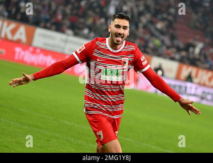 Augsburg, Deutschland. 25. Januar 2023. Fußball: Bundesliga, FC Augsburg - Bor. Mönchengladbach, Spieltag 17, WWK Arena. Augsburgs Dion Beljo feiert nach seinem 1:0. Tor. Kredit: Peter Kneffel/dpa - WICHTIGER HINWEIS: Gemäß den Anforderungen der DFL Deutsche Fußball Liga und des DFB Deutscher Fußball-Bund ist es verboten, im Stadion aufgenommene Fotos und/oder das Spiel in Form von Sequenzbildern und/oder videoähnlichen Fotoserien zu verwenden oder verwenden zu lassen./dpa/Alamy Live News Stockfoto