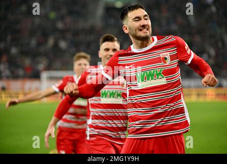 Augsburg, Deutschland. 25. Januar 2023. Fußball: Bundesliga, FC Augsburg - Bor. Mönchengladbach, Spieltag 17, WWK Arena. Augsburgs Dion Beljo feiert nach seinem 1:0. Tor. Kredit: Peter Kneffel/dpa - WICHTIGER HINWEIS: Gemäß den Anforderungen der DFL Deutsche Fußball Liga und des DFB Deutscher Fußball-Bund ist es verboten, im Stadion aufgenommene Fotos und/oder das Spiel in Form von Sequenzbildern und/oder videoähnlichen Fotoserien zu verwenden oder verwenden zu lassen./dpa/Alamy Live News Stockfoto