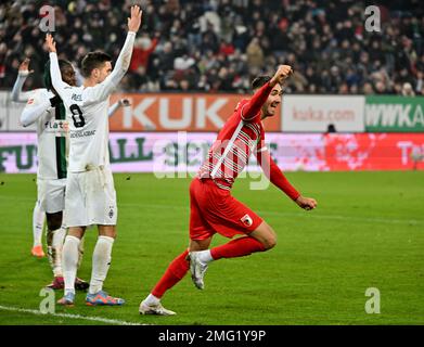 Augsburg, Deutschland. 25. Januar 2023. Fußball: Bundesliga, FC Augsburg - Bor. Mönchengladbach, Spieltag 17, WWK Arena. Augsburgs Dion Beljo feiert nach seinem 1:0. Tor. Kredit: Peter Kneffel/dpa - WICHTIGER HINWEIS: Gemäß den Anforderungen der DFL Deutsche Fußball Liga und des DFB Deutscher Fußball-Bund ist es verboten, im Stadion aufgenommene Fotos und/oder das Spiel in Form von Sequenzbildern und/oder videoähnlichen Fotoserien zu verwenden oder verwenden zu lassen./dpa/Alamy Live News Stockfoto