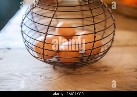 Alte Eierschale aus rostigem Draht. Hintergrund im Landhausstil. Konzentrieren Sie sich auf Draht Stockfoto