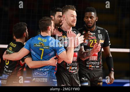 Civitanova Marche, Italien. 25. Januar 2023. Cucine Lube Civitanova Team während Cucine Lube Civitanova vs Knack Roeselare, CEV Champions League Volleyballspiel in Civitanova Marche, Italien, Januar 25 2023 Kredit: Independent Photo Agency/Alamy Live News Stockfoto