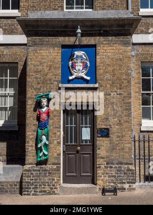 Eingang zu den Büros des Admirals mit dem HMS Chatham-Emblem über der Tür, Historic Dockyard Chatham, Kent, Großbritannien. Stockfoto