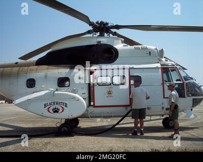 Flugzeuge - Verschiedenes - 26-HK-56-5. Blackwater Hubschrauber auf Rampe. Hurrikan Katrina Stockfoto