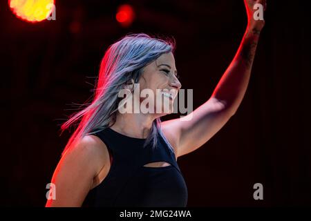 Jen Ledger, Schlagzeuger für die Rockband Skillet, winkt der Menge beim Rock Fest am 20. August 2022 auf dem Luftwaffenstützpunkt Malmstrom, Mont. Laut ihrer Website ist Skillet eine amerikanische christliche Rockband, die 1996 in Memphis, Tennessee, gegründet wurde. Die Band besteht derzeit aus John Cooper, Korey Cooper, Jen Ledger und Seth Morrison. Die Band hat elf Alben veröffentlicht, von denen zwei, kollidierend und komatös, Grammy-Award-Nominierungen erhalten haben. Stockfoto