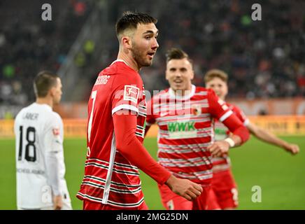 Augsburg, Deutschland. 25. Januar 2023. Fußball: Bundesliga, FC Augsburg - Bor. Mönchengladbach, Spieltag 17, WWK Arena. Augsburgs Dion Beljo feiert nach seinem 1:0. Tor. Kredit: Peter Kneffel/dpa - WICHTIGER HINWEIS: Gemäß den Anforderungen der DFL Deutsche Fußball Liga und des DFB Deutscher Fußball-Bund ist es verboten, im Stadion aufgenommene Fotos und/oder das Spiel in Form von Sequenzbildern und/oder videoähnlichen Fotoserien zu verwenden oder verwenden zu lassen./dpa/Alamy Live News Stockfoto