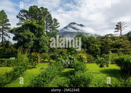 Vulkan Arenal und Gärten in der Arenal Volcano Observatory Lodge, Nationalpark Arenal Volcano, Alajuela, Costa Rica. Stockfoto