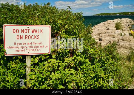 Lustige Warnung „Don't Walk on Rocks“ am Hafenrand in Door County, Sister Bay, Wisconsin, USA Stockfoto