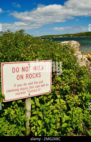 Lustige Warnung „Don't Walk on Rocks“ am Hafenrand in Door County, Sister Bay, Wisconsin, USA Stockfoto