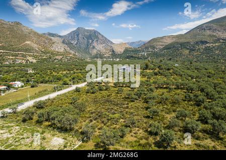 Blick aus der Vogelperspektive auf das Dorf Borsh mit Bergen, Albanien im Sommer 2022 Stockfoto