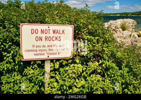 Lustige Warnung „Don't Walk on Rocks“ am Hafenrand in Door County, Sister Bay, Wisconsin, USA Stockfoto