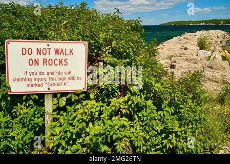 Lustige Warnung „Don't Walk on Rocks“ am Hafenrand in Door County, Sister Bay, Wisconsin, USA Stockfoto