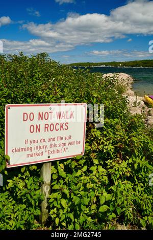 Lustige Warnung „Don't Walk on Rocks“ am Hafenrand in Door County, Sister Bay, Wisconsin, USA Stockfoto