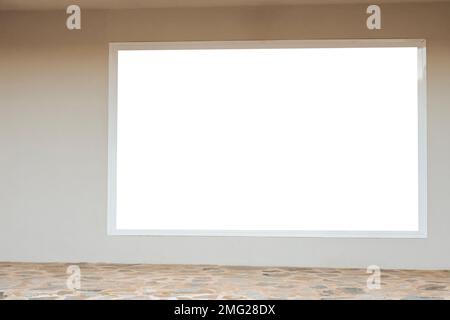 Modellvorlage. Leeres weißes Plakatschild an beigefarbenen Putzwänden im Freien Stockfoto
