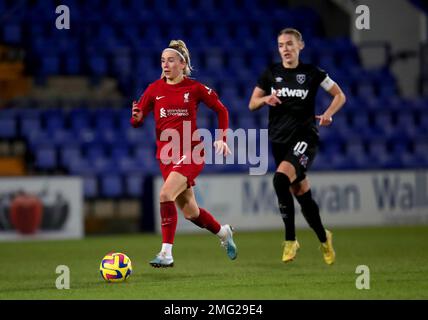 Missy Bo Kearns (links) in Liverpool kontrolliert den Ball während des Viertelfinalspiels des FA Women's Continental League Cup im Prenton Park, Birkenhead. Bilddatum: Mittwoch, 25. Januar 2023. Stockfoto