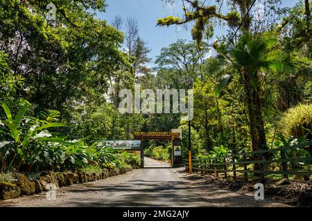 Eintritt zur Arenal Observatory Lodge, Arenal Volcano National Park, La Fortuna, Costa Rica. Stockfoto