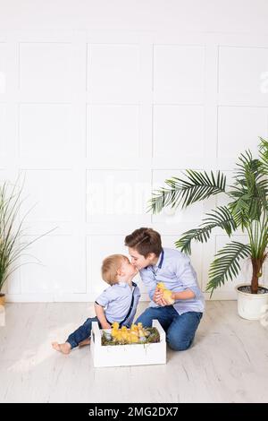 Süße Kinder, kleine Brüder, die mit Enten spielen Stockfoto