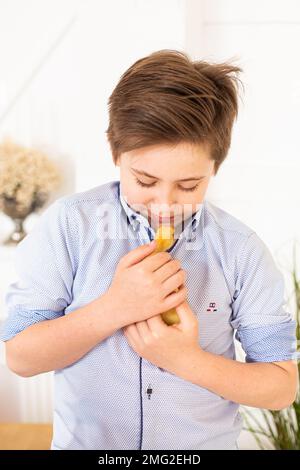 Süße Kinder, Junge, die mit Enten spielen Stockfoto