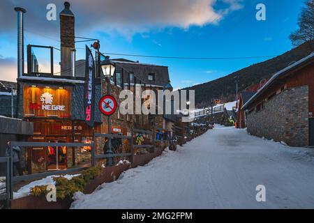 El Tarter, Andorra, Jan 2020 Straßenbeleuchtung, die Geschäfte, Bars, Restaurants und Wohngebäude beleuchtet. Winterurlaub in den Pyrenäen Stockfoto